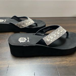YELLOW BOX Women’s Rizzah Wedge Flip Flops  Size 8.5 Rhinestone (Black)